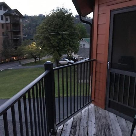 Spacious Downtown Condo Walking Distance To Downtown Gatlinburg Sleeps 6 Guests Eksteriør billede