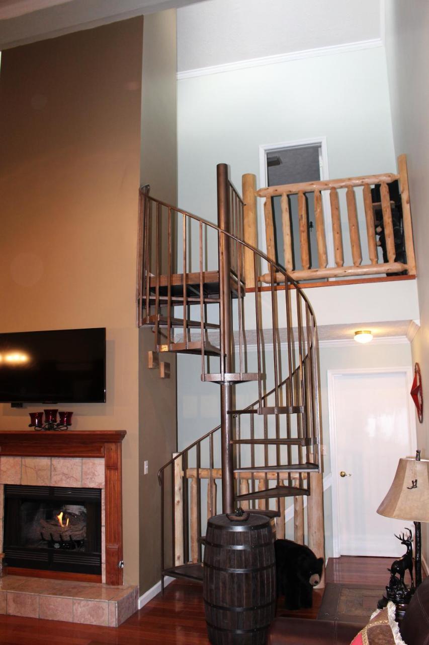 Spacious Downtown Condo Walking Distance To Downtown Gatlinburg Sleeps 6 Guests Eksteriør billede