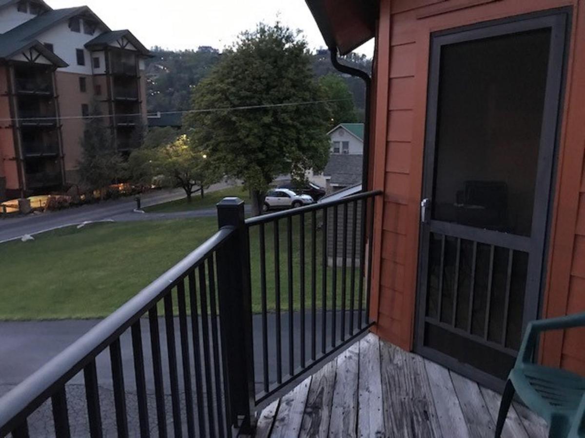 Spacious Downtown Condo Walking Distance To Downtown Gatlinburg Sleeps 6 Guests Eksteriør billede